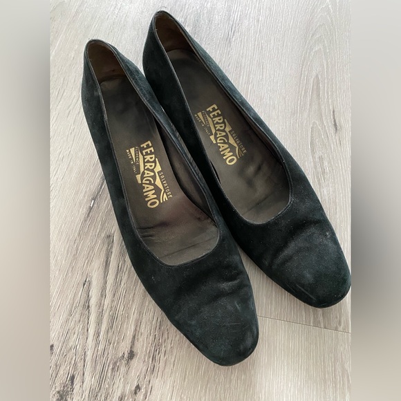Vintage SALVATORE FERRAGAMO pumps/heels Size 10. Black Suede - Picture 2 of 10